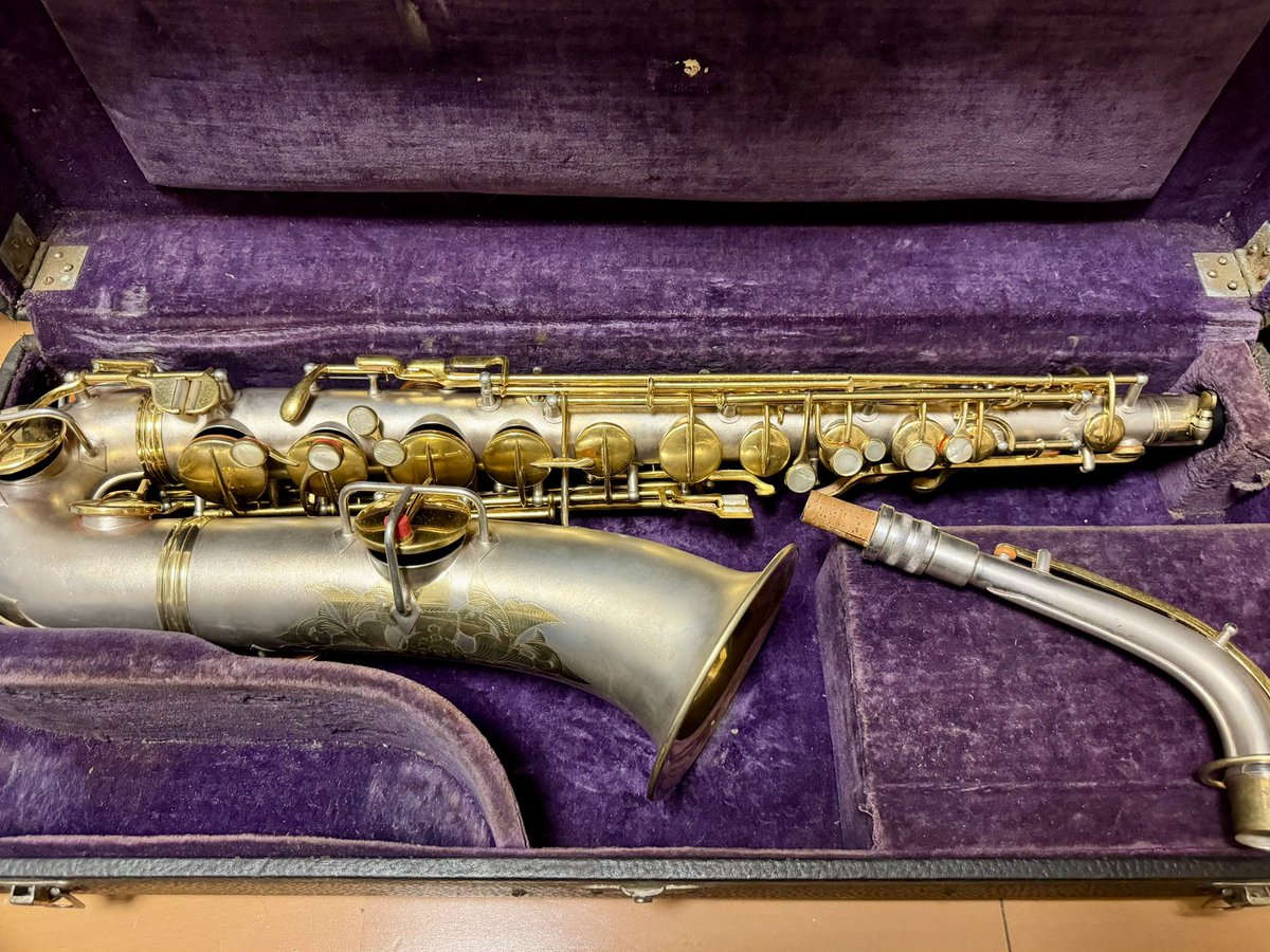 Juriwoh's tweet photo. きれいな顔してるだろ
ウソみたいだろ
1921年製なんだぜ、それで

#saxophone 
#CGConn https://t.co/v8c1oDO0b9
