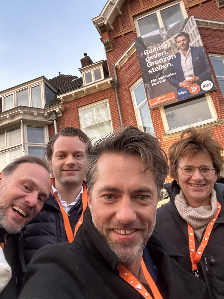 De laatste loodjes wegen het zwaarst, maar niet met zo’n Team. Met <a href="/VVDHaarlem/">VVD Haarlem</a> vanochtend nog één keertje flyeren to #GetOutTheVote van de achterban.
It’s a wrap, nu vol vertrouwen richting 21u00💪💙🧡
Met <a href="/rianvogels/">Rian Vogels</a> <a href="/sjoerdgroot/">Sjoerd Groot</a> @holgerweeda <a href="/VVD/">VVD</a>
#verkiezingen #verkiezingen2023