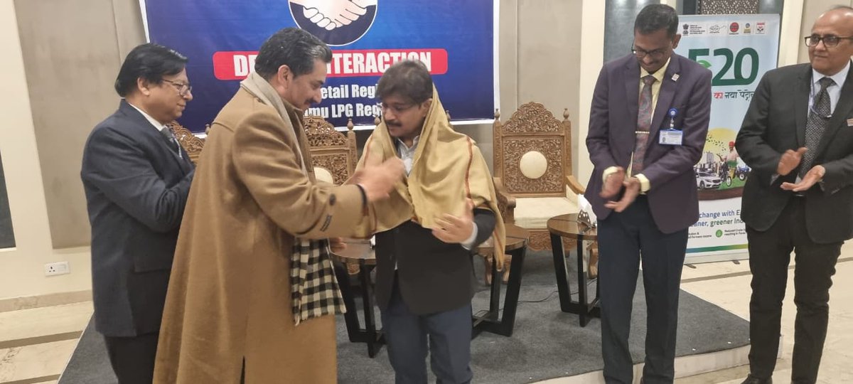 HPCL's tweet photo. Our Director Marketing, Sh. Amit Garg, visited  the Retail and LPG Region in #Kashmir. Engaging with precision, He interacted with stakeholder, discerning their unique needs. 
The presence of Senior Officials underscored the significance of this engagement, providing a platform for comprehensive discussions and strategic alignments. His visit not only exemplifies our dedication to customer-centric practices but also reflects our concerted effort towards #Sustainable growth and community development. 

#HPTowardsGoldenHorizon 
#DeliveringHappiness

@HardeepSPuri
@PetroleumMin
@Rameswar_Teli
@Secretary_MoPNG