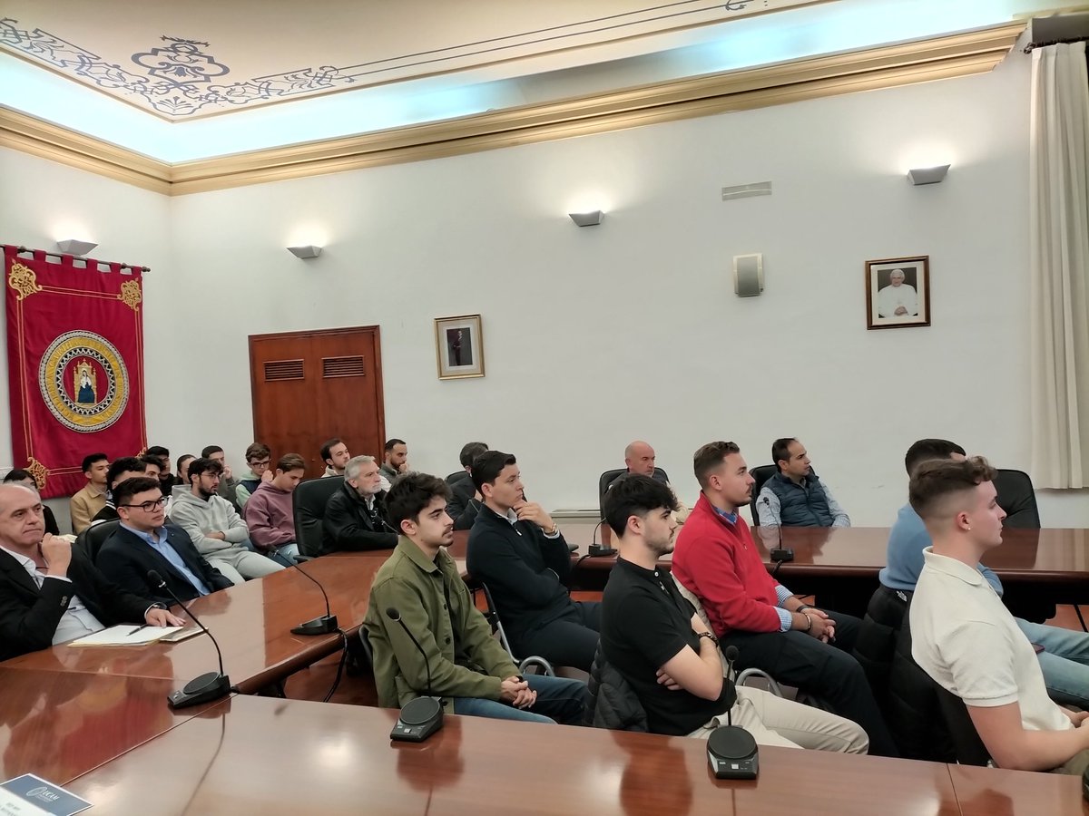 Da inicio la II Jornada de Logística de la Región de Murcia organizada por <a href="/UCAM_IngCivil/">UCAM Ing. Civil</a> , y que reúne hoy en el Campus de Los Jerónimos a 13 empresas punteras y la exhibición de nuevos vehículos.