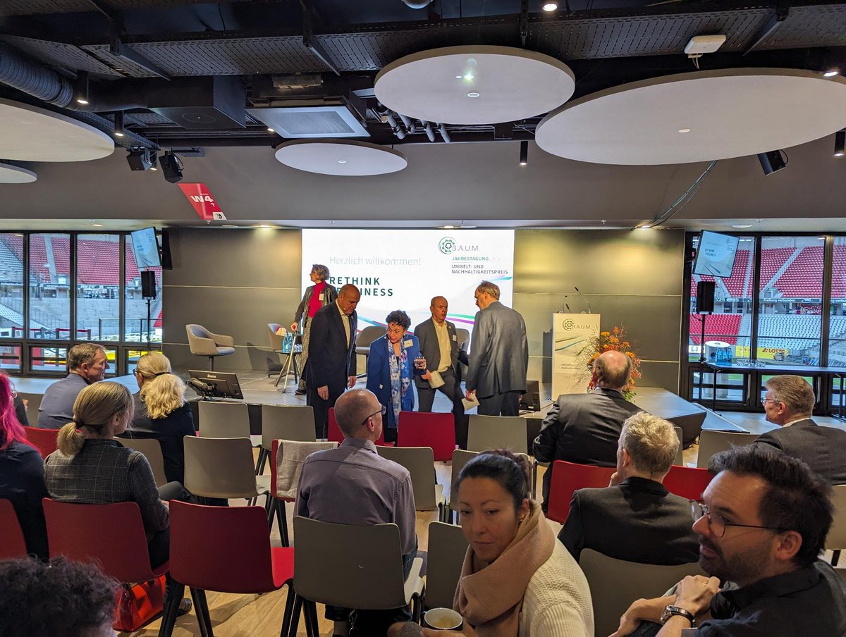 Willkommen zum 2. Tag der B.A.U.M.-Jahrestagung!
Heute stehen Panels &amp; Workshops im Zentrum: #rethinkbusiness
#Digitalisierung #Mobilitätswende #Berichtspflicht #SDG #regenerativesWirtschaften #Nachhaltigkeitskommunikation
Livestream: app.baumev.de/events/9URKwYM…