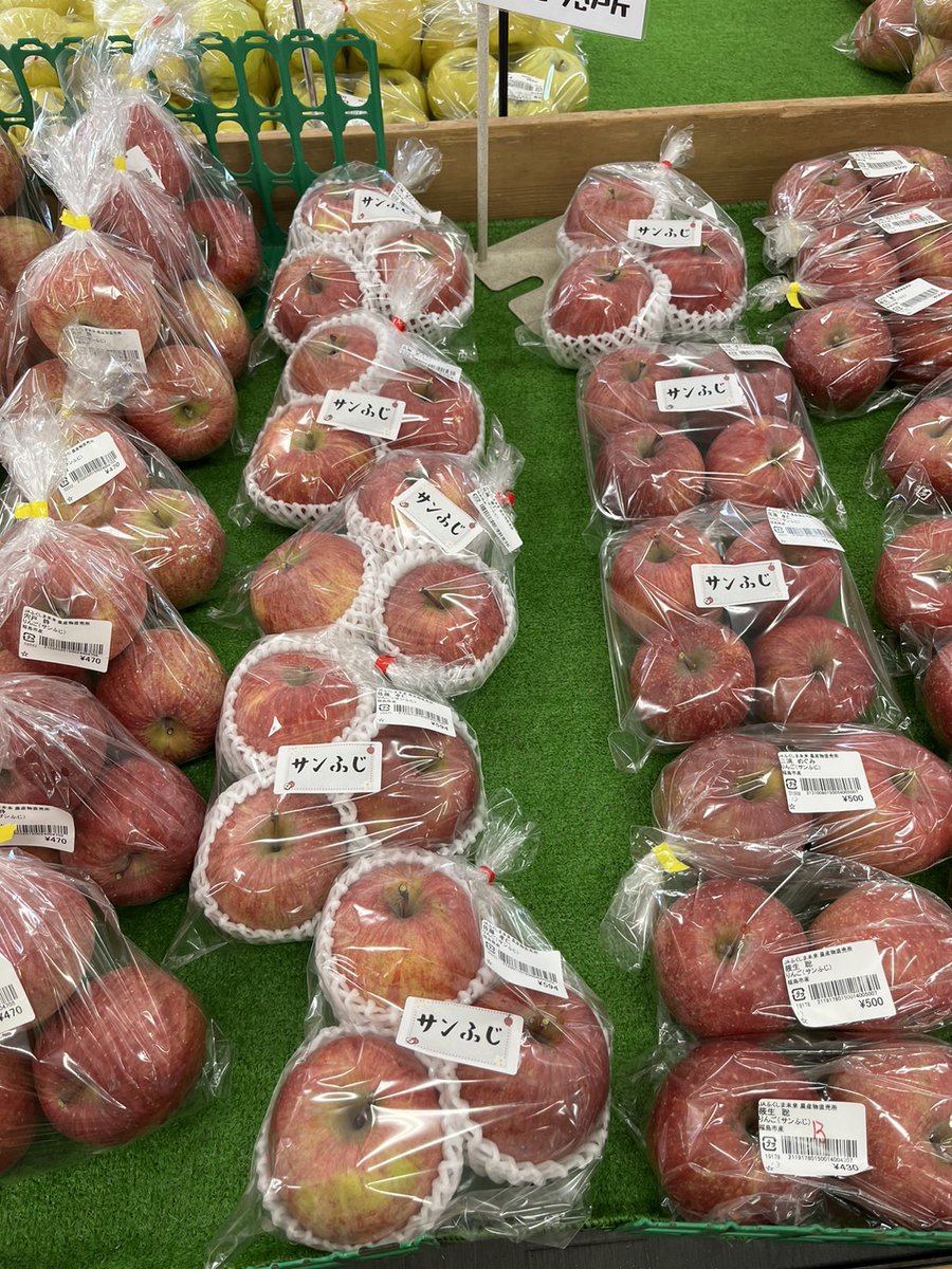 hanahanahekeke's tweet image. 店頭のりんごを、「こんなに光ってるということはきっとワックスをかけてる！」と忌避される方がいらっしゃると聞きました。それはですね、生産者が磨いてるのです。だから洗っても変わらないのです。そもそもワックスなんぞかける時間も予算もないです。買わなくてもいいのでせめてご安心ください。