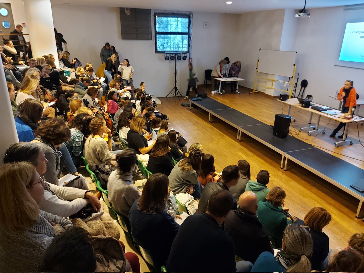 HatierRegionSud's tweet photo. Formation 💼 autour de la #ritualisation des #apprentissages et de l'enseignement #explicite des #Mathématiques au C2 pour les #Circonscriptions de Salon de Pce et St-Martin de Crau. 🙏aux auteures de #ChaqueJourCompte aux CPC et la Direction du clg Jean Bernard.@EditionsHatier https://t.co/u8QHUskkbA