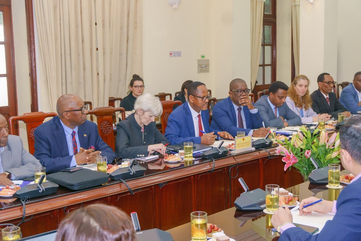 AddisIlo's tweet photo. The @ILO in collaboration with @FESonline organized a learning visit to Vietnam 🇻🇳 on minimum wage from 20-24 November for a south-to-south learning. 

1/3
@ILOAfrica 
@MusindoAlexio 
@mfaethiopia 
@GerEmbAddis https://t.co/4HdNibzB7c