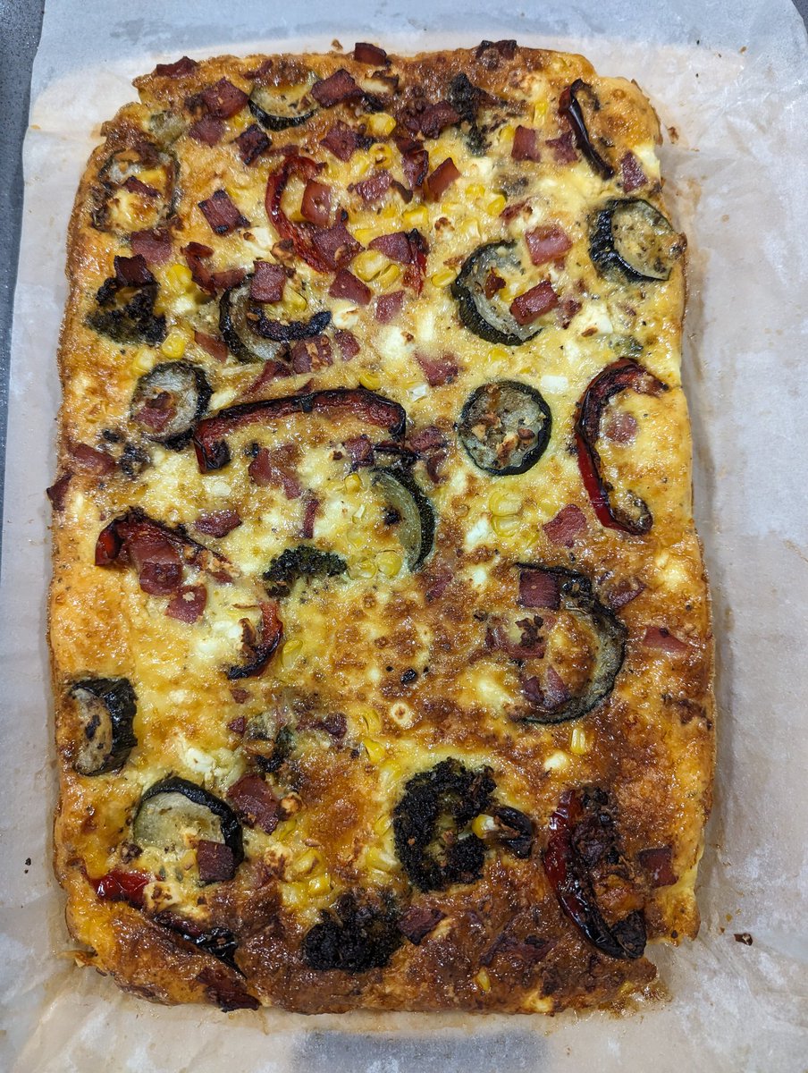 Had a heap of eggs that needed to be used, plus fresh zucchini from the garden = roast vegetable frittata 🤤