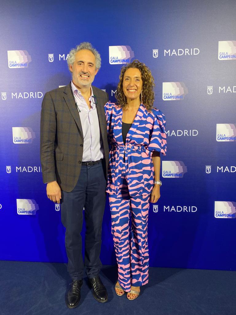 FMadridVB's tweet photo. ¡Enhorabuena a Graciela Martínez por el premio del Ayuntamiento de @MADRID a la experiencia local emergente en la promoción de las mujeres deportistas para el Club Chamartín Vergara! 👏En la foto, con nuestro vicepresidente Javier García Romero #GalaCampeonas2023 https://t.co/nG1S1BIgrQ