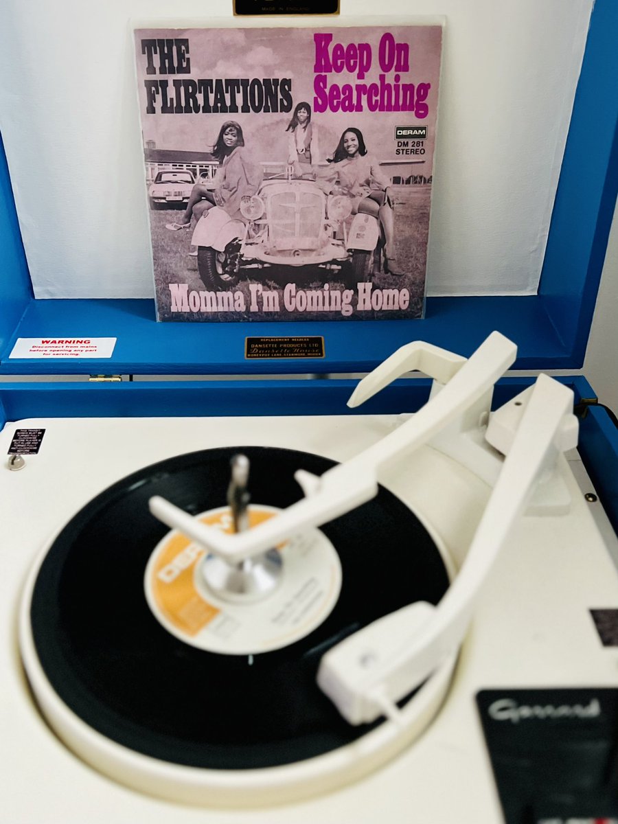 AGC_LONDON's tweet photo. #NowPlaying at the Art Gallery #TheFlirtations #KeepOnSearching #Dansette #Vinyl 

https://t.co/9yQeDd5aaR

What are you listening to right now? https://t.co/aYoeO7Tsxi