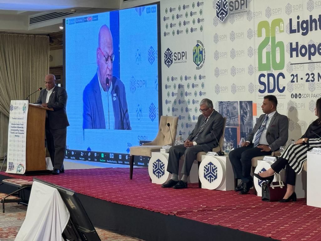 SDPIPakistan's tweet photo. 🌱🌿 Soybean's nutritional value and sustainability enrich our system. 💪🥦 Exports of Soybeans, highlighted by Mr. Shakeb of @USSEC, stand out compared to conventional protein sources: more sustainable and cost-effective. 🌍🚢

#SDC2023 https://t.co/vY4kT0XIqX
