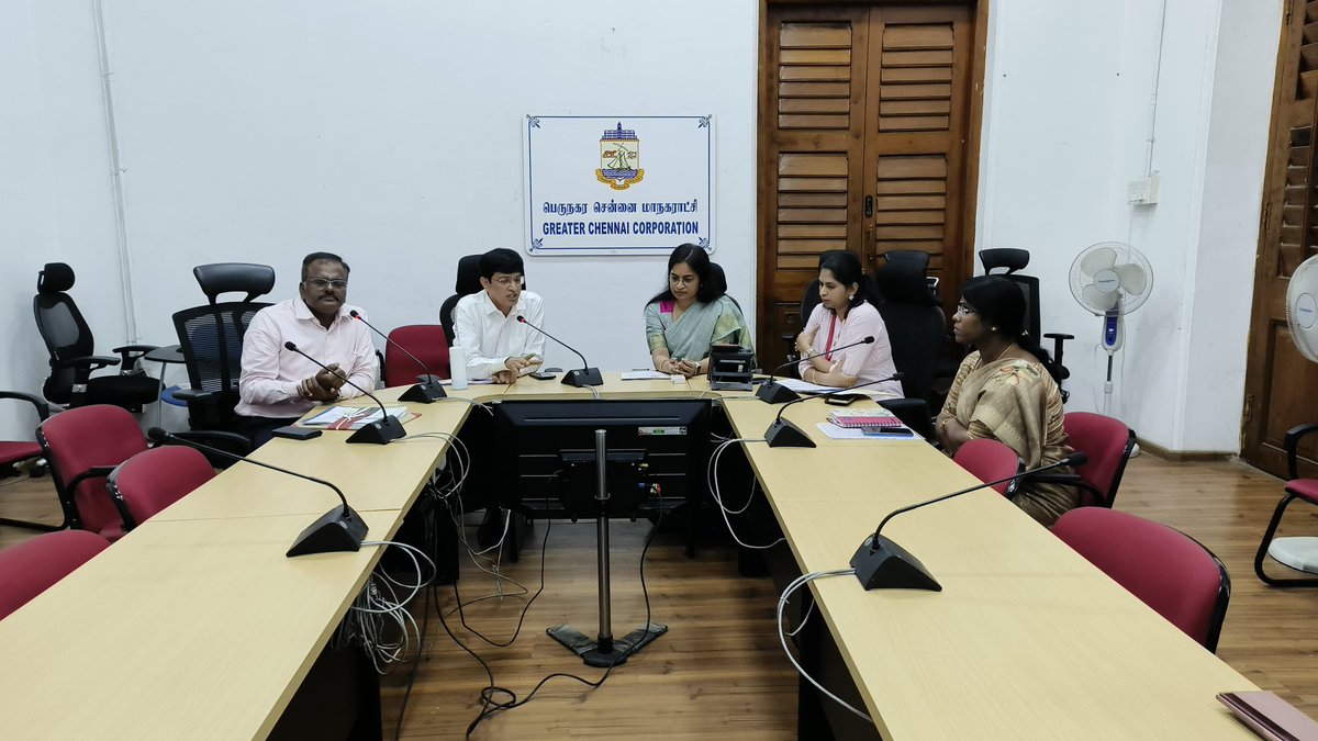 RoopaMishra77's tweet photo. Happy to meet @RAKRI1 after almost a decade and discuss with him and his highly motivated team of @chennaicorp on their plans for Solid Waste Management, legacy dumpsite remediation and city sanitation. https://t.co/zb1S9YPPkc