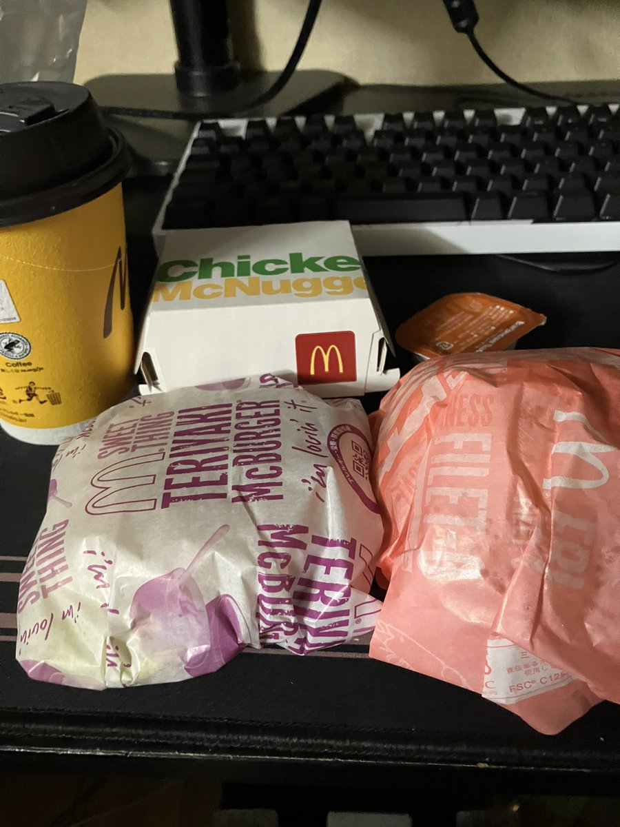 yothiwo_'s tweet photo. 仕事終わ
帰りにマックのドライブスルーで注文して合計が1400円やったんやけど俺助手席座ってたから友達に1500円渡したら友達がいきなり「お釣りあげる！」とか言い始めて店員の女の子も「いいんですか！？」ってちょっと喜んでたの見てお釣りいるとか言えんかったわ
100円ってなんか逆にダサいやろ… https://t.co/5N2UfY0WC5