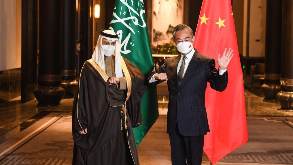 azzayezz's tweet photo. والله يا ان 🇸🇦 السعودية شغالة 24/7 لتكوين ضغط دولي لإيقاف الحرب الحالية.

الوفد اللذي قاده وزير الخارجية السعودي مع عدة دول عربية ودول اسلامية، بعد ما انتهى من توحيد الاراء في 🇨🇳 الصين وتكوين جبهة دولية، الان أيضا متجه للهند 🇮🇳 كذلك، حسب اخبار

IndiaToday🇮🇳.

الوفد الان صار يضغط على الاعضاء الدائمين لمجلس الأمن الدولي التابع للأمم المتحدة، وهم الولايات المتحدة وروسيا والصين وفرنسا وبريطانيا.

بالفعل الضغط جاب نتيجة حتى ان ابو فسيك المنافق اللي يحكم بريطانيا غير رأيه بالكامل،
روسيا بجانبنا، والصين كذلك وفرنسا كذلك والان بريطانيا مما يجعل الولايات تحت ضغط شديد وبتحول لجام ضغطها على اسرائيل.