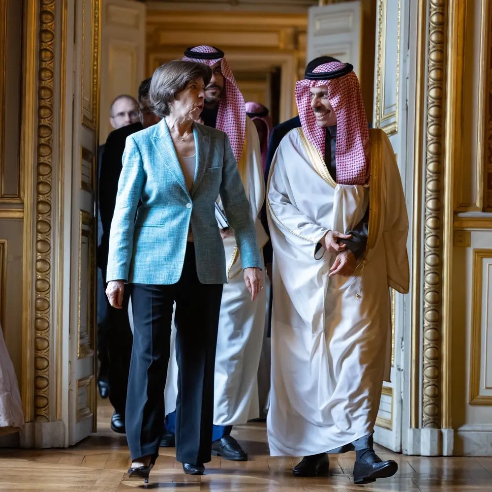 azzayezz's tweet photo. والله يا ان 🇸🇦 السعودية شغالة 24/7 لتكوين ضغط دولي لإيقاف الحرب الحالية.

الوفد اللذي قاده وزير الخارجية السعودي مع عدة دول عربية ودول اسلامية، بعد ما انتهى من توحيد الاراء في 🇨🇳 الصين وتكوين جبهة دولية، الان أيضا متجه للهند 🇮🇳 كذلك، حسب اخبار

IndiaToday🇮🇳.

الوفد الان صار يضغط على الاعضاء الدائمين لمجلس الأمن الدولي التابع للأمم المتحدة، وهم الولايات المتحدة وروسيا والصين وفرنسا وبريطانيا.

بالفعل الضغط جاب نتيجة حتى ان ابو فسيك المنافق اللي يحكم بريطانيا غير رأيه بالكامل،
روسيا بجانبنا، والصين كذلك وفرنسا كذلك والان بريطانيا مما يجعل الولايات تحت ضغط شديد وبتحول لجام ضغطها على اسرائيل.