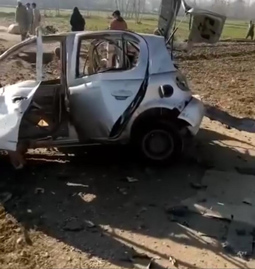 افسوس ناک
باجوڑ علاقہ مامینزو ( پیشتو) میں سڑک کنارے بم دھماکے سے سبز علی نامی نوجوان جان بحق ہوگئے ۔ذرائع کیمطابق وہ گھر سے خار بازار جا رہے تھے جو راستے میں رکھے گئے بم دھماکے کا نشانہ بنے ۔گاڑی مکمل طور پر تباہ ہوگئی ۔