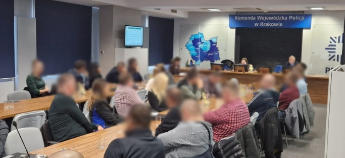 PL_GIOS's tweet photo. 👉Skuteczna walka z przestępczością środowiskową jest możliwa dzięki dobrej współpracy służb państwowych. Jedną z form tej współpracy są wspólne szkolenia. Tym razem eksperci GIOŚ szkolili funkcjonariuszy Małopolskiej Policji. 
#ChronimySrodowisko https://t.co/2JhR4uRMhX