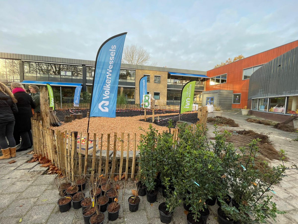 BobbyScheepe's tweet photo. Minibos (Tiny Forrest) in wijk Kethel op het schoolplein van school De Poldervaart in Tuindorp. 
Wethouder @SytzeFrans plant de eerste boom samen met de kinderen van de school en VolkerWessels. https://t.co/Wh1qUaRtp7