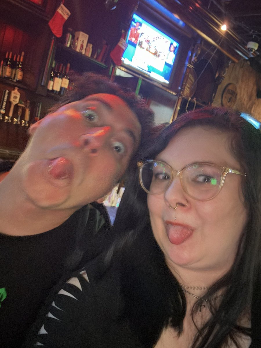Caitlyns_Lifee's tweet photo. STIL CANT BELIEVE I MET RORY FROM @dayseeker JAMIE FROM @piercetheveil AT A BAR AFTER THE SHOW!!!! A DREAM COME TRUE https://t.co/DlMqNPcBCq