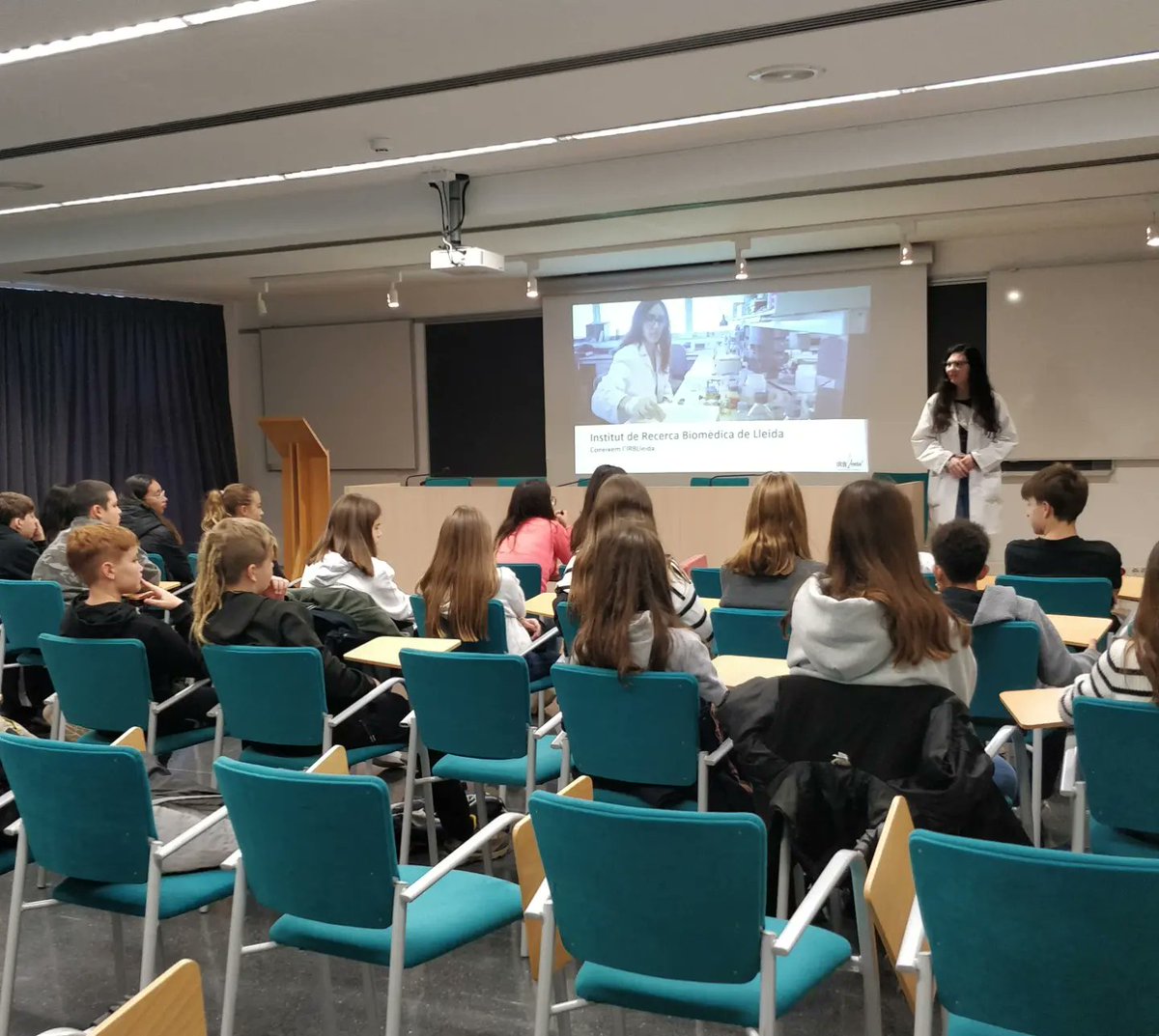 FunbrainBcn's tweet photo. 🙋♀️Repassem junts el que ens ha deixat la Setmana de la Ciència? #SC23CAT
🏫Hem estat a Rubí, amb els tallers del Circuit Científic.
🦾Voltant per la nova expo. del @cececebe @BSC_CNS.
🔬Amb les visites i tallers a @IRBLleida_Info.
💡A @BibliotequesBCN amb EstàsON.
I molt més! https://t.co/oi6BQaB90z