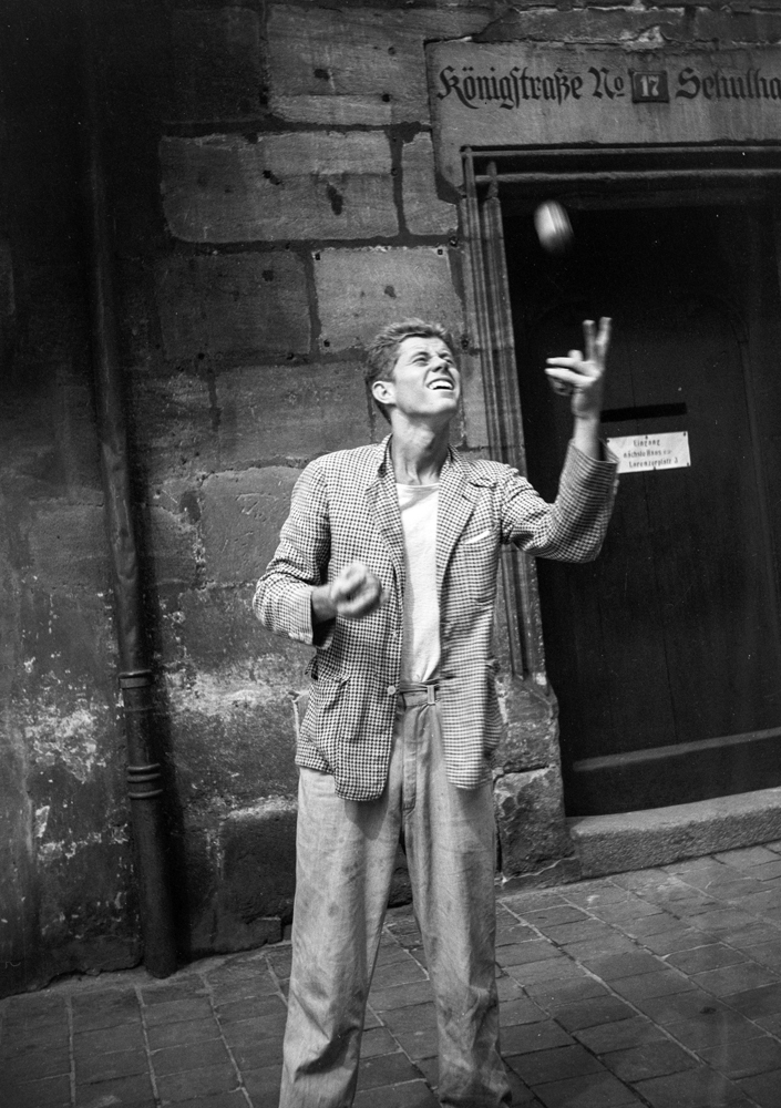 1937: In der Nürnberger Altstadt übt ein eher mittelmäßiger Jongleur seine Kunst. Alter: 20. Name: John F. Kennedy. #JFK60
