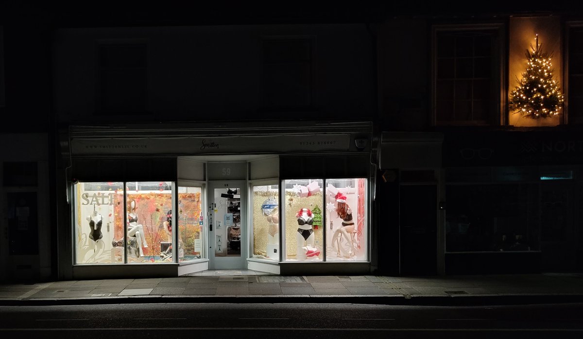 SwitchOffTheLi3's tweet photo. #Chichester as bright as ever, estate agents are some of the worst offenders #LightPollution #SwitchOffTheLights #GoDark when closed? @ChiArunGreen @ChichLibDems @localalliance1 @_BCT_ @ChichesterBID impacts on birds, bats, trees and people too @kate_bradbury @ChrisGPackham https://t.co/SijqX9G9Sv