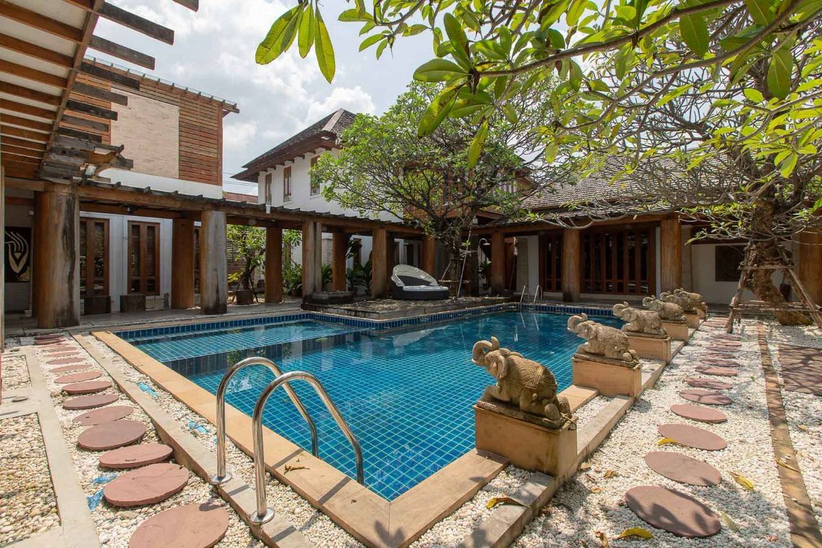 PrimeMeridianLX's tweet photo. Nuanchan 44, Bangkok | Luxury Thai &amp; Bali styled single house with private swimming pool, and secure parking for up to 10 cars, 5 bedrooms and 8 bathrooms.

Available for sale: 100,000,000 THB
#Bangkok #Nuanchan https://t.co/YH3Fzj6iF2