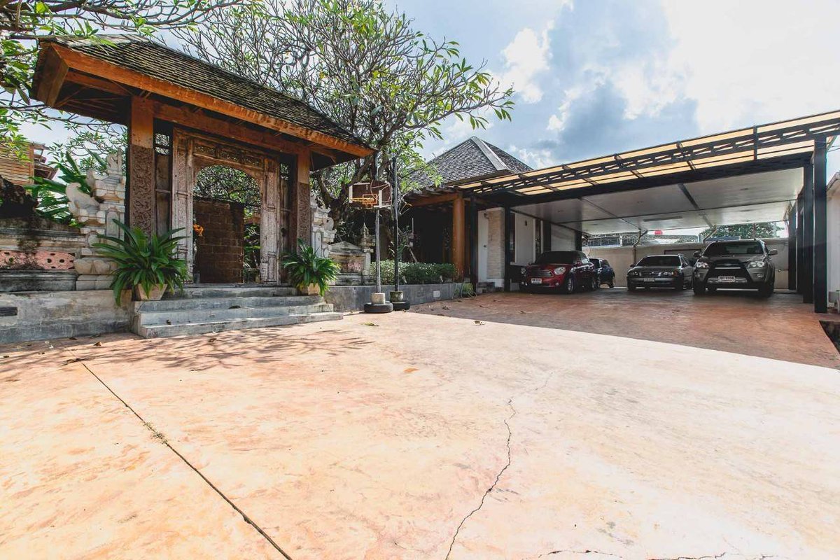 PrimeMeridianLX's tweet photo. Nuanchan 44, Bangkok | Luxury Thai &amp; Bali styled single house with private swimming pool, and secure parking for up to 10 cars, 5 bedrooms and 8 bathrooms.

Available for sale: 100,000,000 THB
#Bangkok #Nuanchan https://t.co/YH3Fzj6iF2