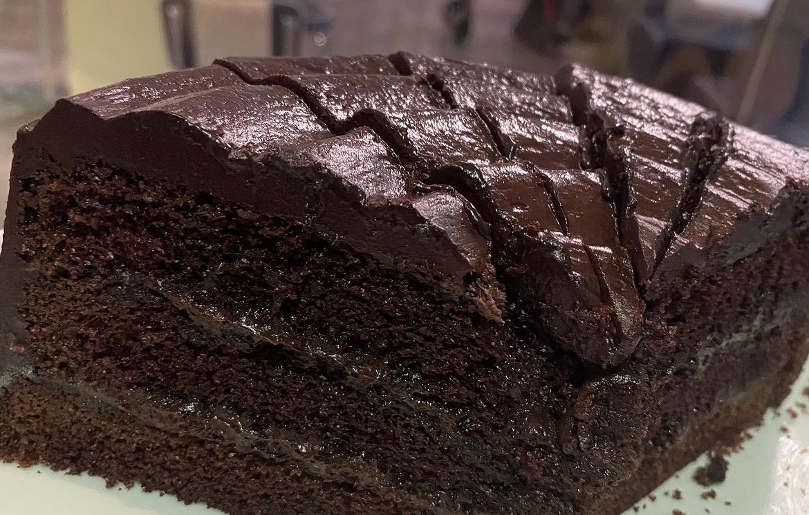 bedfordarcade's tweet photo. Indulge in the ultimate chocolate bliss at Gallones 🍫🍰

There's something truly irresistible about a slice of chocolate cake, it's the ultimate treat that never fails to satisfy your sweet cravings!

#bedford #bedfordbusiness #bedfordshire #dessert #icecream #waffle #chocolate https://t.co/Qy4n8OtY6m