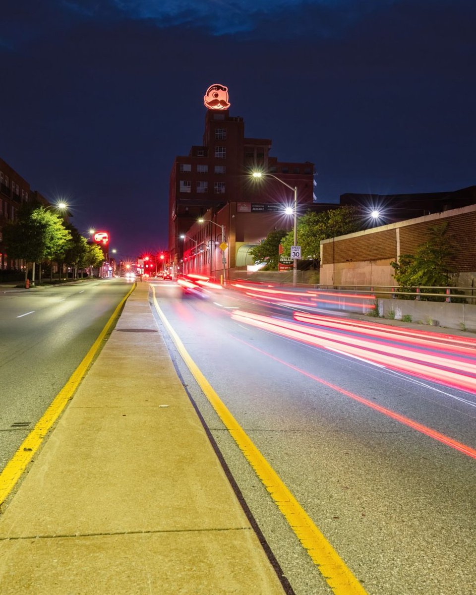 The hustle and bustle of #charmcity ✨ 📸: kimnorrisphotography. #brewershill #baltimore #bmore #mybmore #nattyboh #mrboh