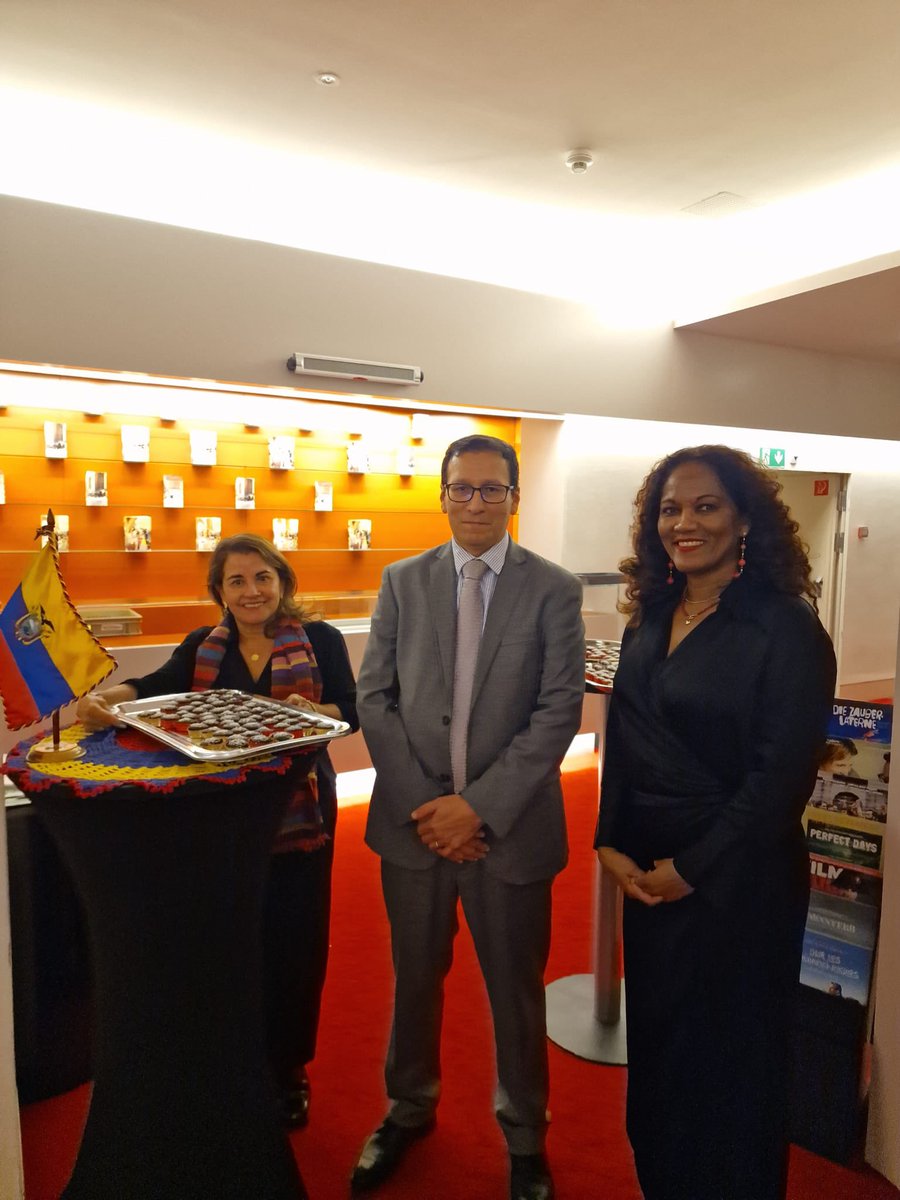 EmbajadaEcuSui's tweet photo. Enorme aceptación y aplausos de los asistentes tras la presentación de las producciones “Pasado” y “Cuando ellos se fueron”, en el XII Festival de Cine Latinoamericano y del Caribe - Berna.

La Embajada del Ecuador agradece a todo el público que se hizo presente. https://t.co/6eE8teTtbh