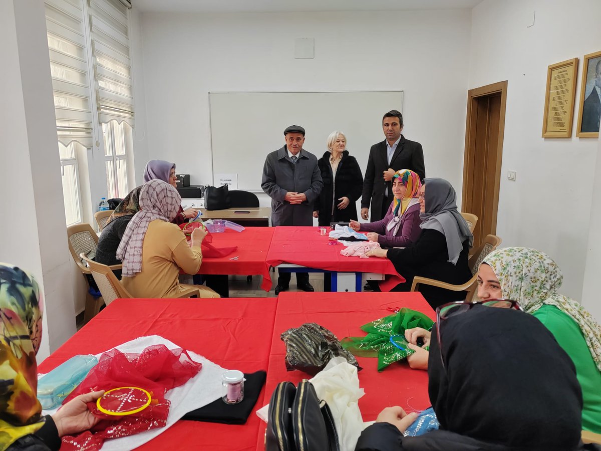 Boyabat Belediyesi Meslek Eğitim Kursları ''BOYMEK'' ve Boyabat Halk Eğitim Merkezi işbirliğiyle; ELDE TEL SARMA kurs programımız; Boyabat Belediye Başkanımız Hüseyin Coşar beyin katılımı ile açılışı gerçekleştirilmiştir.
#boyabatbelediyesi
#boymek
#meslekeğitim
#kurs
#boyabathem