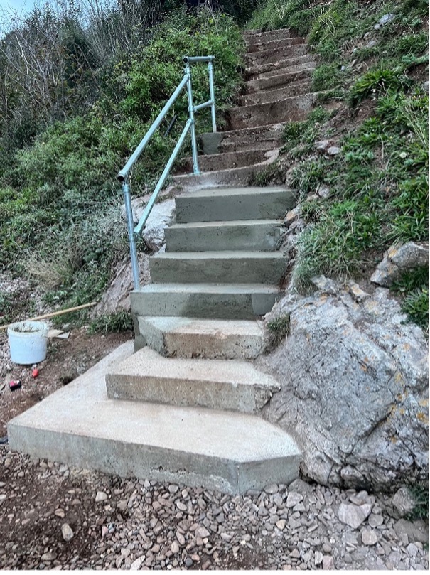 👣 Path improvements 👣 We are delighted that access has been improved at Churston Cove, Torbay through a local Trails Partnership with @SWISCoLtd and @TorCoastCountry with funding from our 'Step Up Appeal' from @macsadventure whose donation paid for the timber for this project.