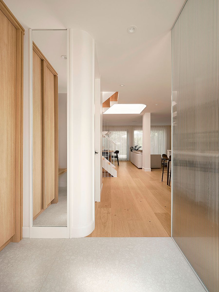 Interior_es's tweet image. Entre Quatre Murs renovated this semi-detached house following a simple and functional #style for the optimization of space, the use of custom #closets and a soft and bright #materiality. 
-&amp;gt; Photographs: Maxime Brouillet
-&amp;gt; interioresminimalistas.com/?p=186778
-&amp;gt; @v2com_newswire #Canada