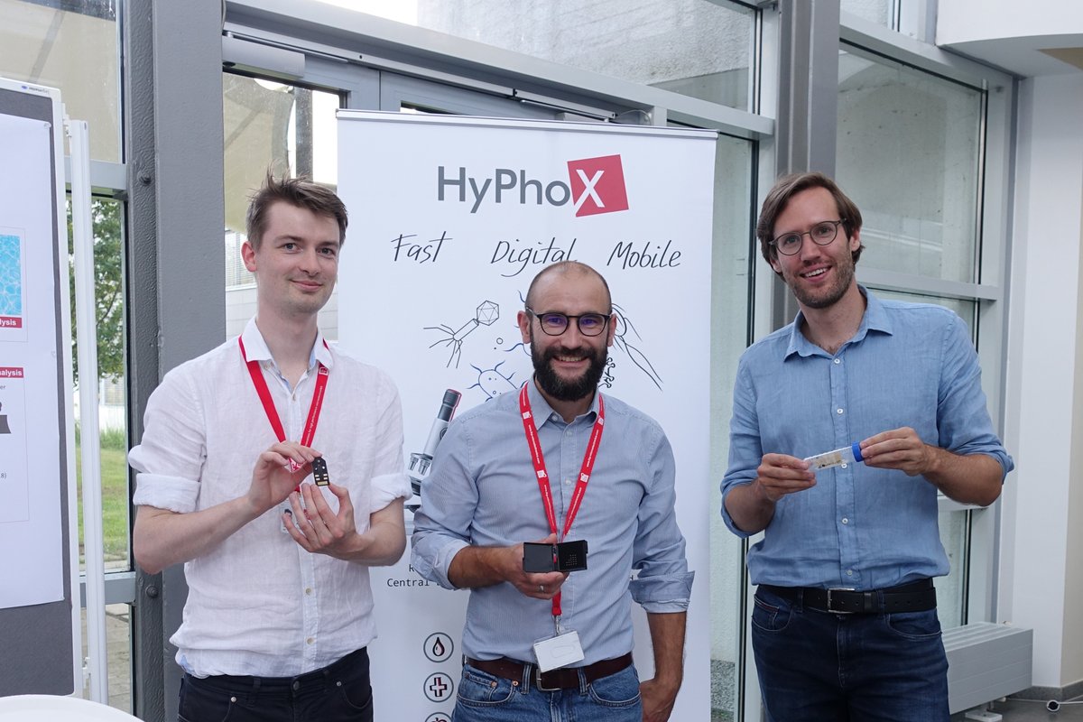 TH Wildau (@th_wildau) on Twitter photo Ein Gründerteam des Leibniz-Institut für innovative Mikroelektronik <a href="/waferffo/">IHP</a> und der #THWildau entwickelte einen digitalen #Schnelltest, der Vor-Ort-Analysen in Laborqualität erlaubt. Nun ist #HyPhoX für den <a href="/InnoPreis/">Innovationspreis Berlin Brandenburg</a> Berlin Brandenburg 2023 nominiert. t1p.de/hyphox👏 Ein Gründerteam des Leibniz-Institut für innovative Mikroelektronik <a href="/waferffo/">IHP</a> und der #THWildau entwickelte einen digitalen #Schnelltest, der Vor-Ort-Analysen in Laborqualität erlaubt. Nun ist #HyPhoX für den <a href="/InnoPreis/">Innovationspreis Berlin Brandenburg</a> Berlin Brandenburg 2023 nominiert. t1p.de/hyphox👏