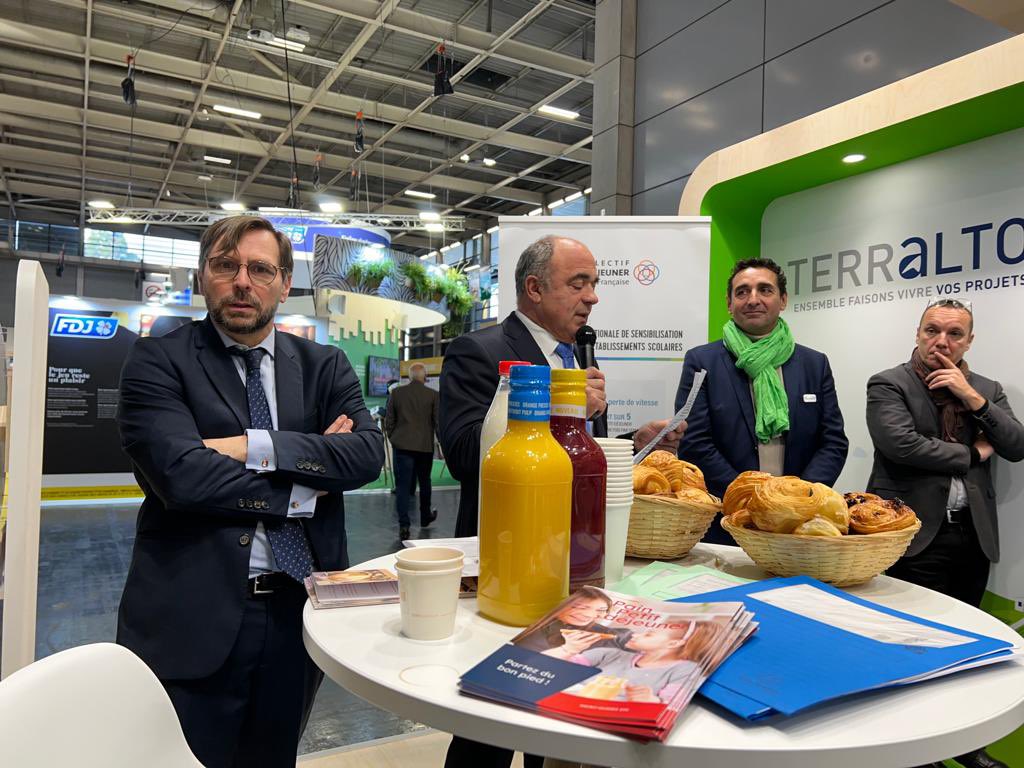 ChambagriFrance's tweet photo. #SMCL2023
🏆🥖 Remise des prix « Trophées du petit déjeuner » sur notre stand #TERRALTO, avec la présence de Dominique Anract, Président de @cnbpf et de la députée Florence Lasserre.
💬 Prise de parole de @BernardLayre, Président de la Chambre des Pyrénées Atlantiques https://t.co/XXaL8zKm8d