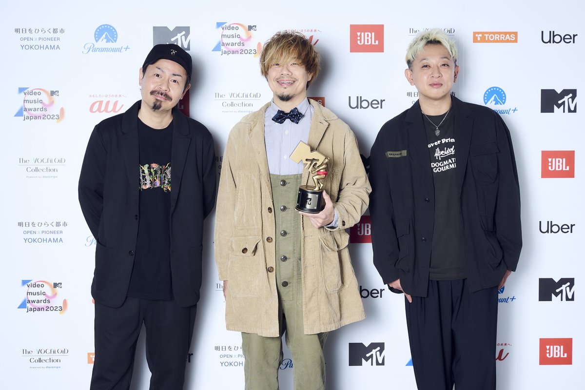 MTV_JAPAN's tweet photo. 【#VMAJ2023】
#10FEET のトロフィー画像を公開！

撮影：田中聖太郎

#MTVJapan https://t.co/jLNO8f6wdO