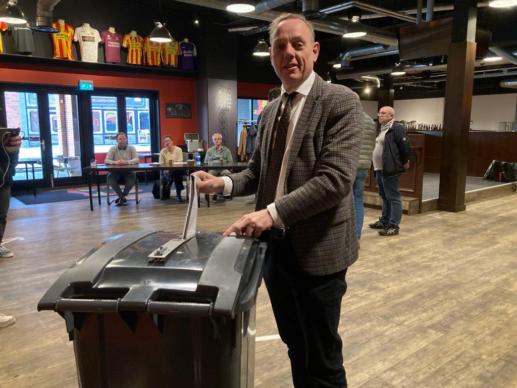 Zojuist mijn stem uitgebracht in de #Adelaarshorst in #Deventer. Dank aan @GAEagles die vandaag haar deuren open zet als stembureau, net zoals de andere 58 plekken in de stad en dorpen. Beste mensen, ga stemmen! #elkestemtelt #verkiezingen
