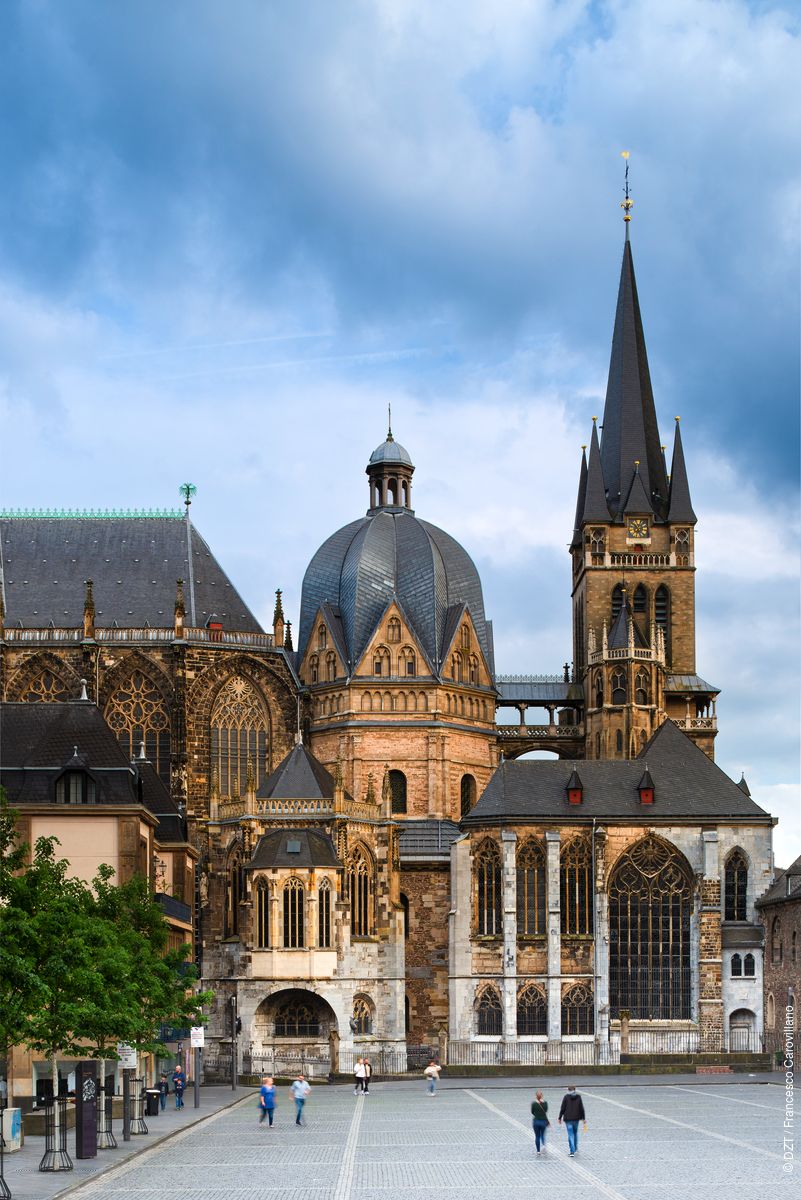 Con esta vista a la catedral de Aachen, patrimonio UNESCO, os damos hoy los buenos días. 😍
