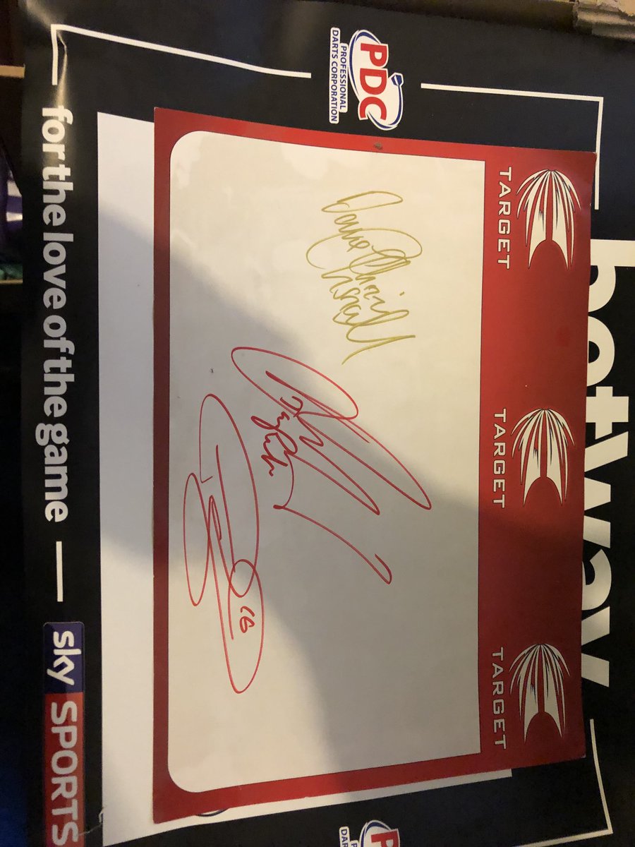 JonLown1's tweet photo. Does anyone out there recognise the autograph in the middle ? I know the left is Chizzy and the right is The Power but struggling with the middle one. If anyone knows I would be grateful. @TargetDarts @Garryplummer @ModusDarts180 @DartsPlanetTV https://t.co/T1FWGm5qJS