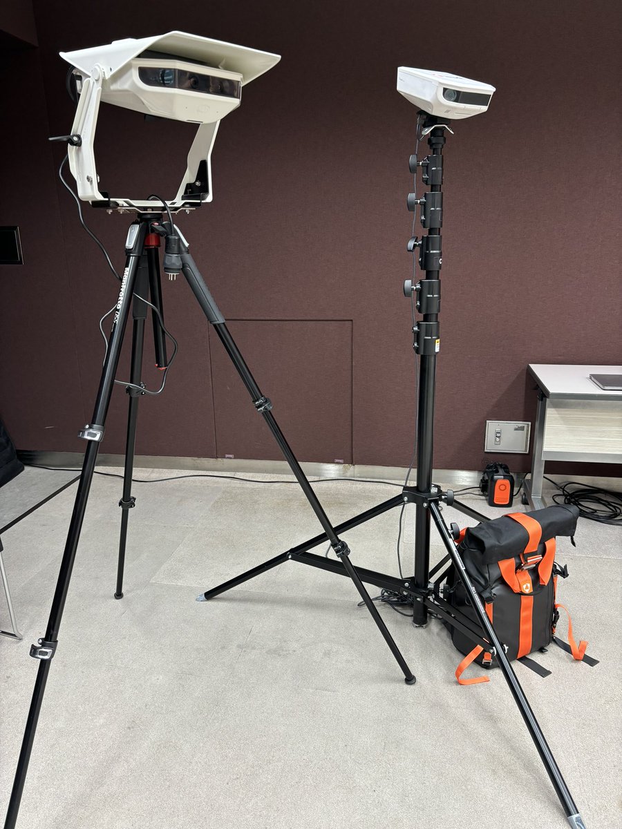 TKawaguchi10's tweet image. イベントにて、AIカメラ２つを展示。左は常設、右は持ち運びできるやつ。
どっちも現在はサッカーメインの仕様ですが、他スポーツでもいい感じで撮れます。撮影しなくていいので、コーディングと試合内容見ることに集中できるのは素敵です。
#outdoorfocus #focusflex #hudl