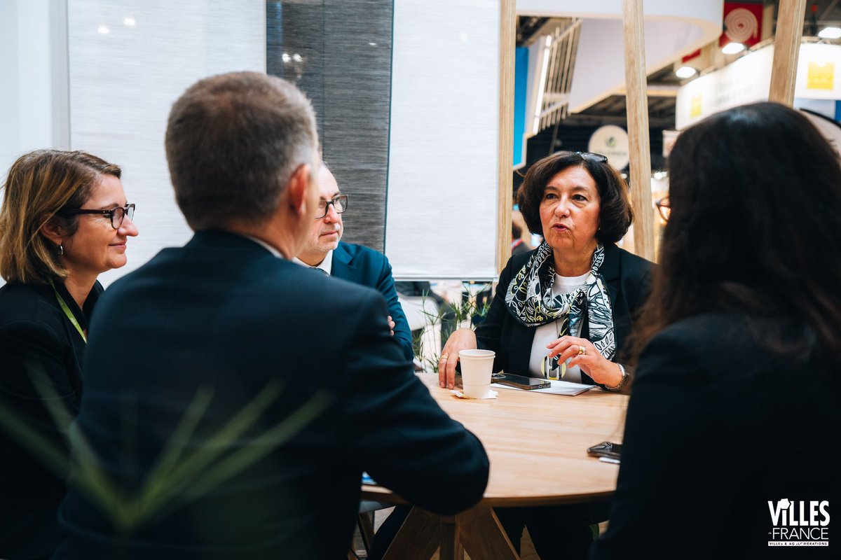 #SMCL2023 🇫🇷 - Début de la seconde journée au <a href="/salondesmaires/">Salon des Maires et des Collectivités</a> ! 👋
Impossible de ne pas aller à la rencontre de nos partenaires <a href="/BanqueDesTerr/">Banque des Territoires</a> et <a href="/GRDF/">GRDF</a> ! 🤝 Toujours un très grand plaisir d’échanger avec des associés à l’écoute et prêts à accompagner les #VillesMoyennes dans