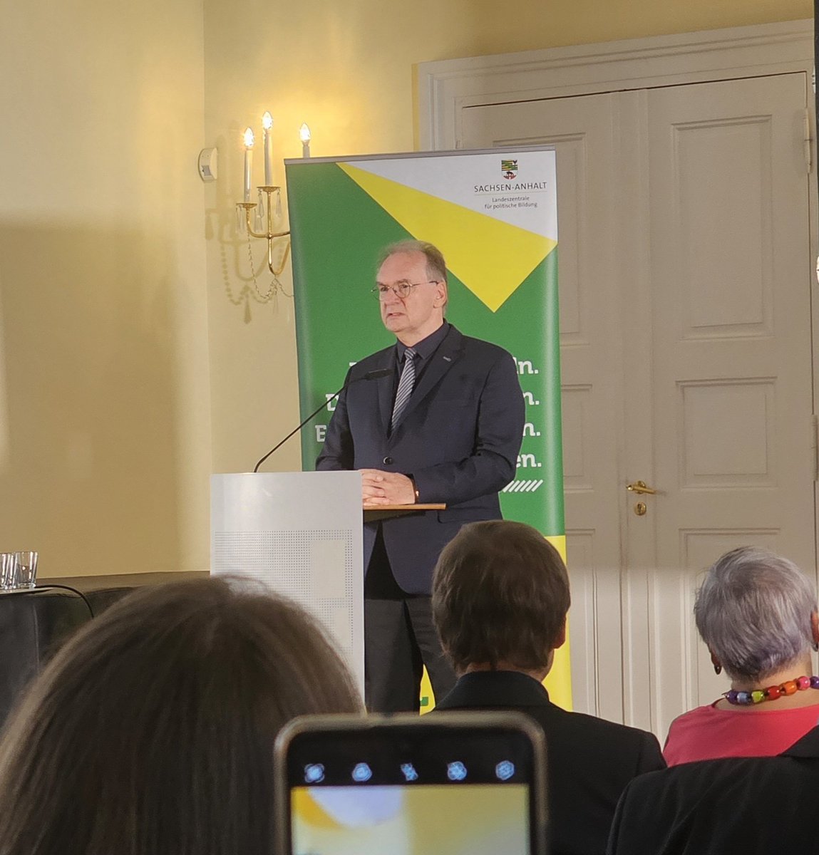 Wir sind heute auf der Jahrestagung des Netzwerks für Demokratie und Toleranz auf Einladung der Landeszentrale für politische Bildung #sachsenanhalt. Beeindruckendes Grußwort von MP Reiner Haseloff zur aktuellen Lage und Rolle der #Demokratie dabei.