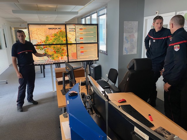 ACMOSS_FR's tweet photo. 📱🖥 Préparation du déploiement du #RRF au CTA-CODIS du @SDIS44 par les équipes de l'#ACMOSS : présentation aux sapeurs-pompiers des fonctionnalités de la solution MCX #SYRIUS et prise en compte de leurs besoins opérationnels et techniques. https://t.co/bMWHlQjolG