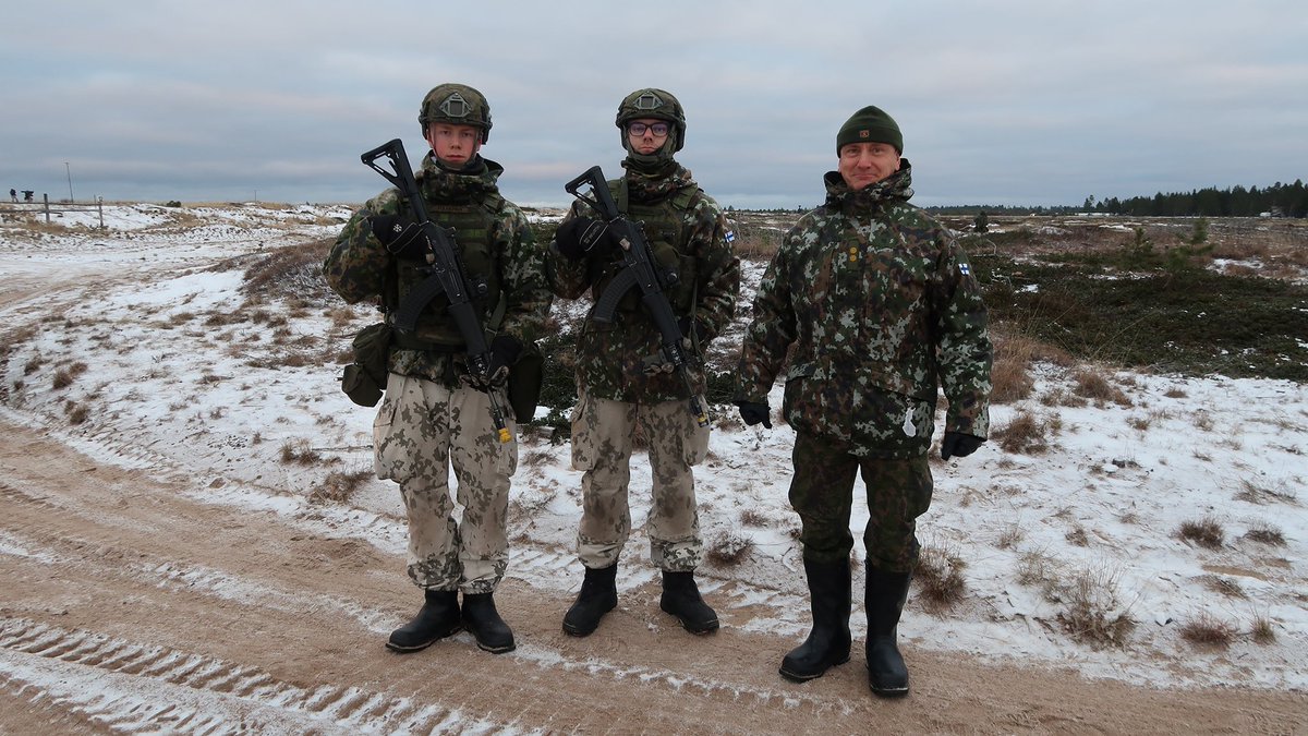JaakariPR's tweet photo. Meill' on hanki ja jää, meill' on halla ja yö, meill' on ankarat käskyt kohtalon.
Kenen kerran nuijamme maahan lyö, se maassa on.
Ilmatorjuntajoukkojemme taitoja kehitetään vaativassa, kansainvälisessä ilmapuolustusharjoituksessa Adex/Mallet Strike 2/23 Lohtajalla.
#adex223 https://t.co/FVTpQb3XA6