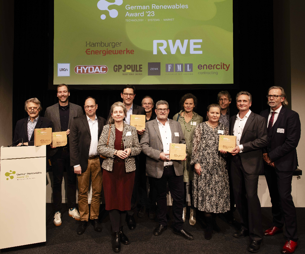 Verleihung des #gra2023 German Renewables Awards 2023 in 6 Kategorien. Preisträger: @SiemensGamesa , Vino PV, @tuevnord, Nicolas Neubauer, @HAW_Hamburg ; Prof. Dr. Werner Beba, HAW Hamburg, und Jan Schmidbauer, @SZ. Mehr unter: erneuerbare-energien-hamburg.de/de/news/detail… (Foto: EEHH GmbH)