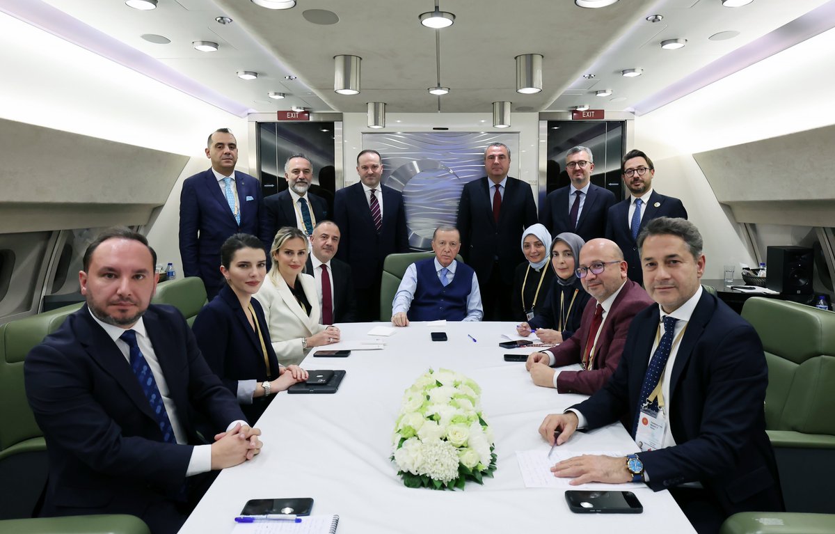 RTEdijital's tweet photo. Cumhurbaşkanımız @RTErdogan, Cezayir ziyareti dönüşünde medya mensuplarının sorularını yanıtladı, gündeme ilişkin değerlendirmelerde bulundu. https://t.co/XFjjOdXVcc