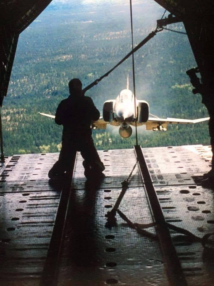 View of a C-130 crew member of an F-4 saying hello! #veterans #patriot #POW #MIA #KIA @RealDeanCain @GarySinise @Dakota_Meyer 🇺🇸🇺🇸🇺🇸