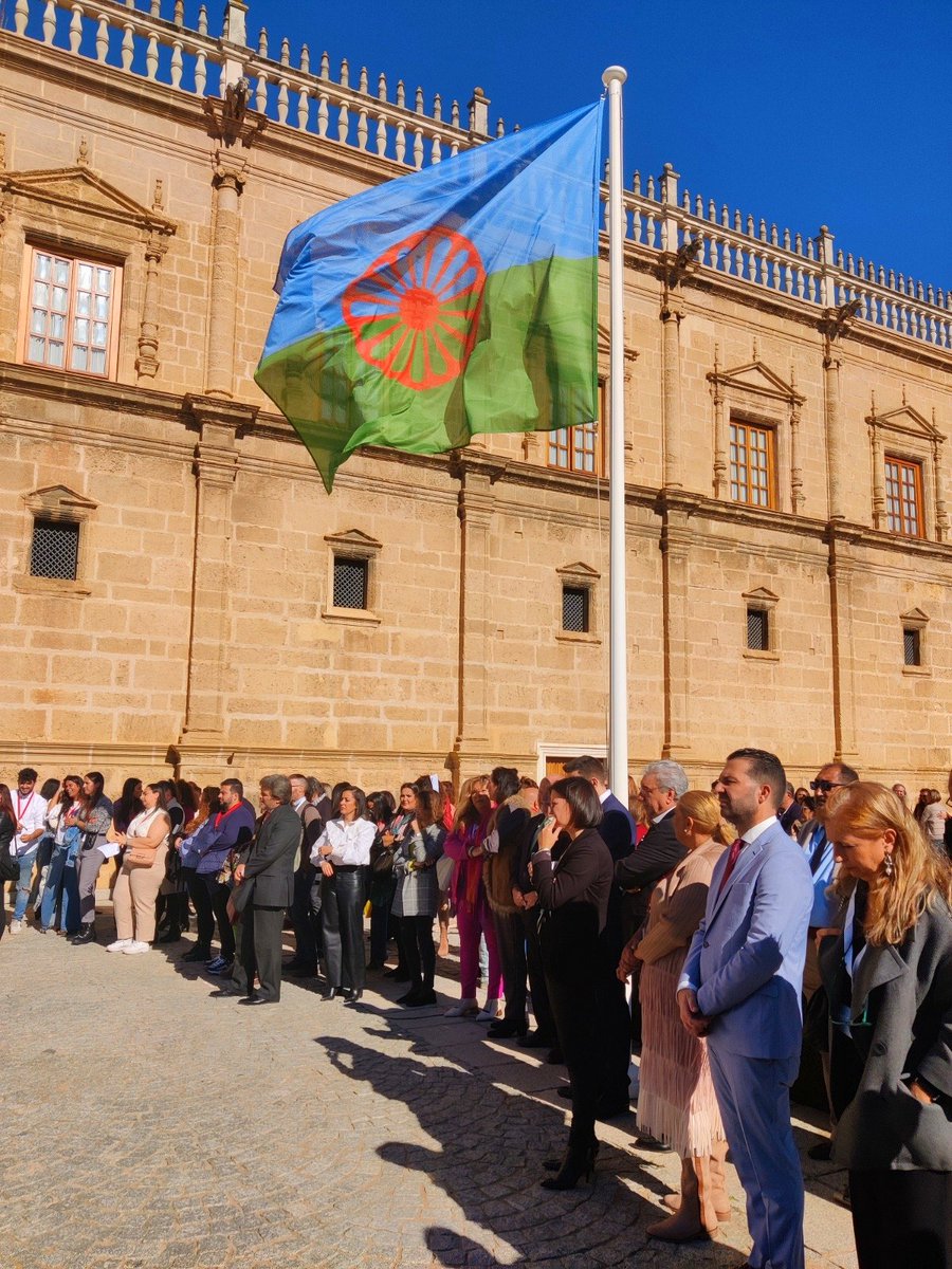 BeaMCarrillo's tweet photo. Hoy, @fakaligitanas, como otro año más celebramos el día del pueblo gitano andaluz en el Parlamento de Andalucía.

Fue esta tierra la primera comunidad autónoma en España que reconocía la contribución que la cultura gitana en la conformación del carácter y la personalidad andaluza y condenando la crueldad de una historia que aún sigue sin tener el lugar de honor que se merece. 

Por ello, en 1996 todas las fuerzas políticas declararon este día como el día de todos los gitanos y gitanas andaluzas en conmemoración de la llegada de los primeros gitanos y gitanas a Andalucía y para seguir promoviendo la igualdad de oportunidades y la lucha contra la discriminación.

Organizaciones como Fakali, sigue siendo un faro de progreso y de esperanza representada en la fuerza viva de las mujeres para seguir avanzando en igualdad y justicia social.

¡Feliz día! 💙❤️💚