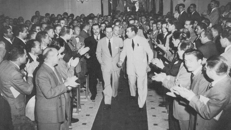 Kicillofok's tweet photo. El 22 de noviembre de 1949 Juan Domingo Perón firmó el decreto que establece la gratuidad de la educación pública universitaria.

74 años después seguimos levantando esa bandera: a través del programa #Puentes acercamos la educación pública a cada distrito, con nuevas universidades como la de Pilar, la del Delta y la de Ezeiza, y con un Estado presente generando oportunidades para que el acceso a la educación no sea un privilegio de pocos.

Tenemos derecho a un futuro con más y mejor educación pública de calidad.