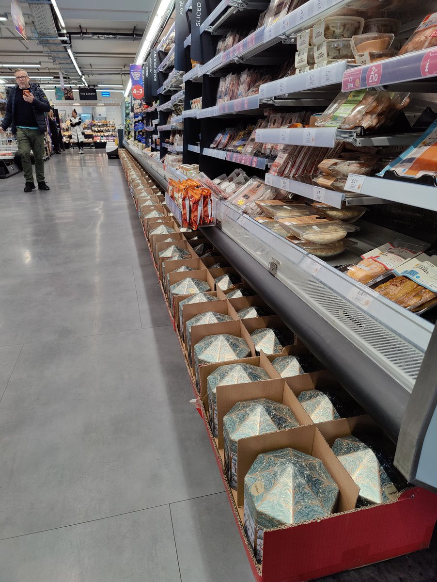 trolliebobs's tweet image. Dear @marksandspencer,

Popped into the Portsmouth Foodhall again today: you&apos;ve not removed the #accessability barriers, but made them even more dangerous by adding glass bottles to the equation.

How hard is it to understand?

@Doug_Paulley @DisRightsUK