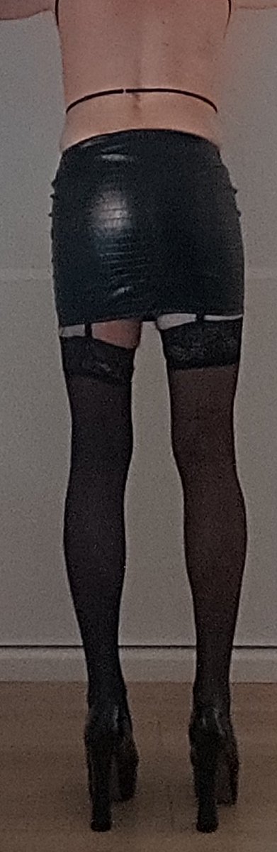 CrossDresserMa1's tweet photo. Me encanta la sensación de una faldita que no es capaz de tapar mis medias y mi liguero #sissyespañol https://t.co/RGWYhkRjJx
