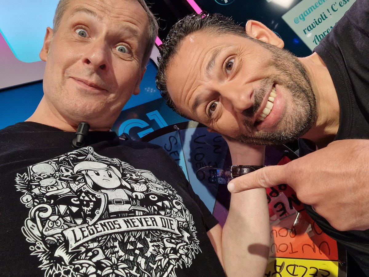 gameone's tweet photo. Aujourd’hui on sélectionne 6 personnes qui tweetent avec le hashtag #TEAMG1 !

Marcus et Julien ont vidé les placards de cadeaux 🎁😇 https://t.co/V2jZuubaJb